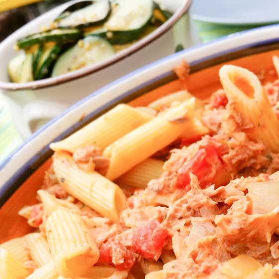 Penne met tonijnsaus en courgette